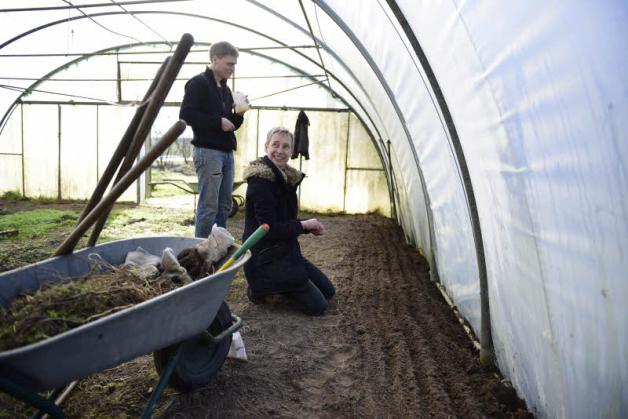 Karin Homann und Sven Krengel bringen Saatgut in die Erde. Sie nutzenden Radstreifen. Er ist durch das Abtropfwasser optimal befeuchtet.  Fotos: Volker Bohlmann 