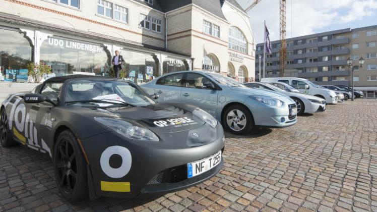 Im September 2015 waren vor dem Westerländer Rathaus über zehn Elektroautos zwischen 7  500 und 140  000 Euro aufgereiht.  