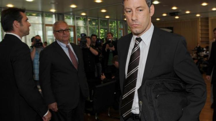 Schiedsrichter Wolfgang Stark (r) erhob vor dem DFB-Sportgericht schwere Vorwürfe gegen Hertha-Spieler. 