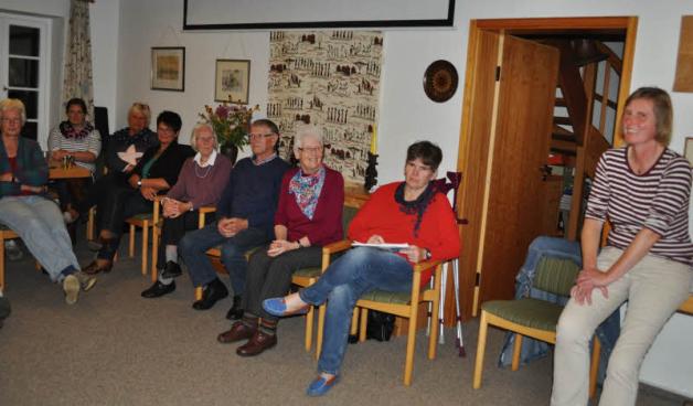 Im Toestruper Gemeindehaus entstand im vergangenen Herbst die Idee für die Unterschriften-Aktion, rechts: Pastorin Bettina Sender.