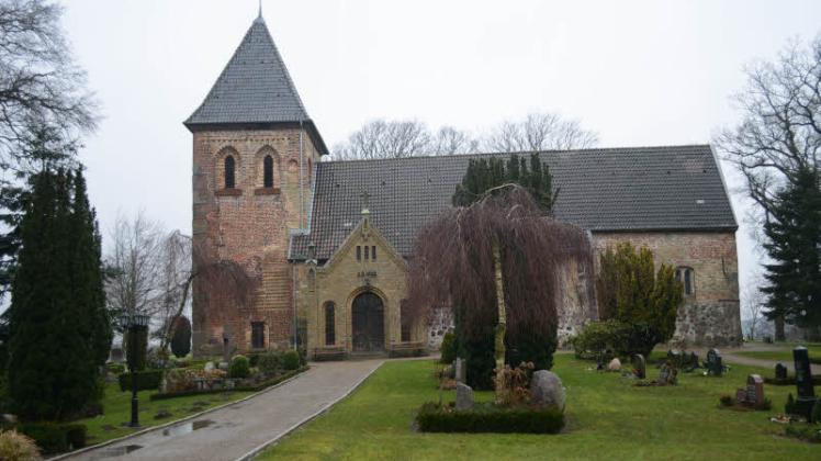 Bange Frage: Ist die romanische Feldsteinkirche St. Marien in Rabenkirchen durch die Kirchenkreis-Pläne vom Leerstand bedroht? 