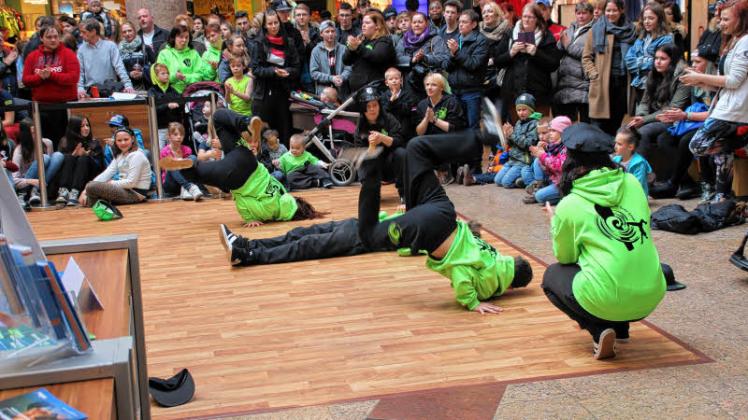 Hip Hop im Schlosspark-Center: Die Jugendlichen von Power for Kids haben lange für diesen Auftritt geprobt. Das Publikum applaudierte, andere Tanzgruppen schnitten sie.  