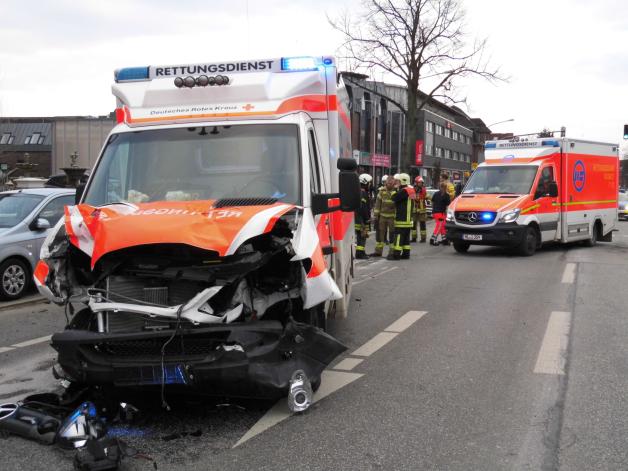 Ein Junge ist in Lübeck bei einem Zusammenstoß mit einem Rettungswagen lebensgefährlich verletzt worden.