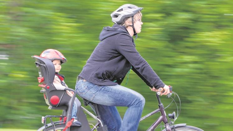 Für das Mitnehmen des Nachwuchses im Fahrradsitz gibt es ein paar Regeln: Das Rad selbst sollte stabil genug sein und das Kind nicht zu schwer. Maximal 22 Kilogramm sind zugelassen.  