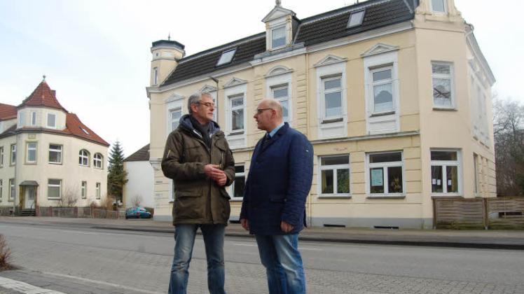Bürgermeister Arthur Christiansen (r.) und Oliver Frieß, zuständig für Flüchtlingsfragen in der Stadt, besuchten gestern die betroffene Familie in dem Haus an der Bahnhofstraße. 