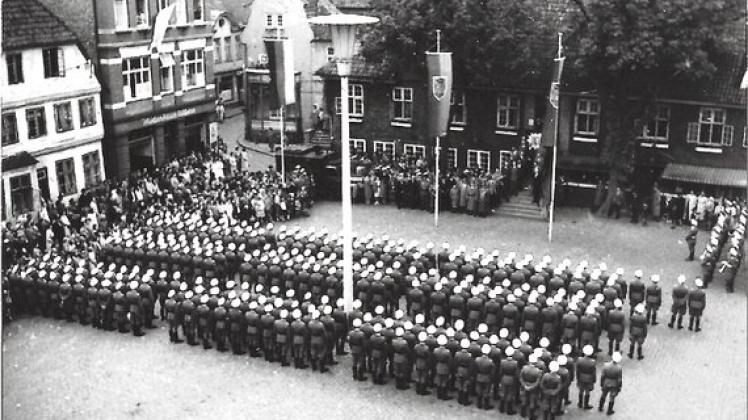 Paradeaufstellung der Carlshöher Polizeischüler auf dem Rathausmarkt zur offiziellen Verabschiedung am 1. Juni 1956. Fotos: Privat