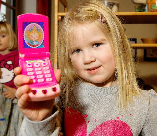 Ein Lillifee-Handy ist eines der liebsten Spielzeuge von Mary-Ann (5) – sie brachte es zum Spielzeugtag in die Kita Stadum mit.