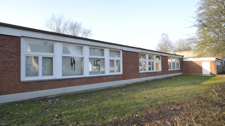 Die als Gemeinschaftsunterkunft für Flüchtlinge genutzte Schule am Kurpark in Bad Oldesloe wurde in der Nacht zu Mittwoch mit Nazi-Schmierereien verunstaltet. 