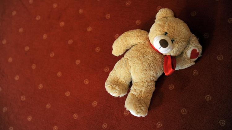 So einen Teddybären erhalten Opfer in manchen Beratungsstellen. Statistiken zufolge werden jedes Jahr hunderte Kinder Opfer von Gewalt und sexuellem Missbrauch.  