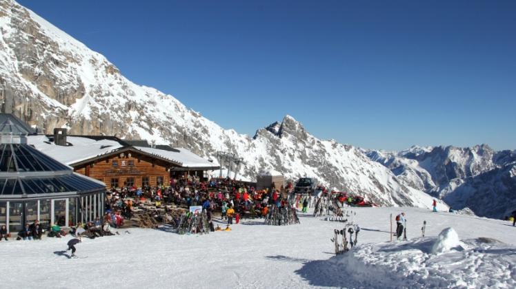 Hinter dem Restaurant Sonnalpin starten die Pisten auf dem Gletscher der Zugspitze.  