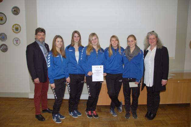 Ehrung für die von den Kellinghusenerinnen erkämpfte Goldmedaille bei den Deutschen Faustballmeisterschaften U18 in der Halle. Von links: Peter Labendowicz, Vemke Voss, Nadja Zühlke, Jaqueline Böhmer, Liese Maas, Helen Gloy und Maren Schümann.  