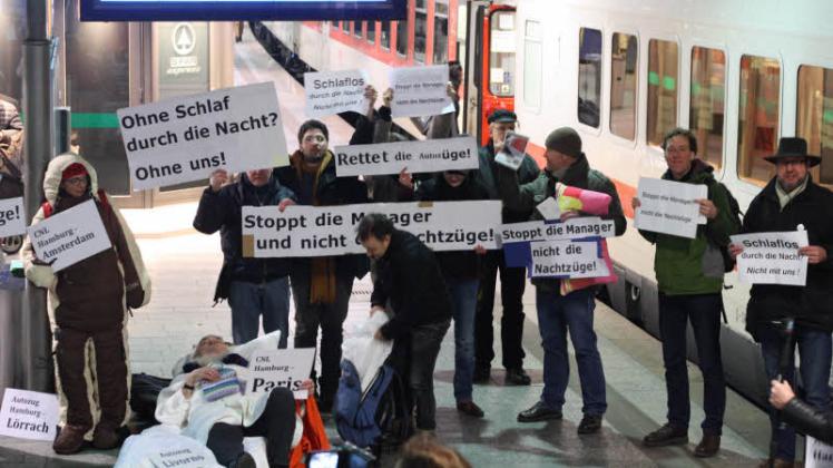 Protest auf auf Bahnsteig 14 des Hamburger Hauptbahnhofes: Mit Klappliege, Decken und Kissen machten die Fahrgast-Vertreter deutlich, was knapp zweieinhalb Stunden nachts auf dem Bahnhof bedeuten.