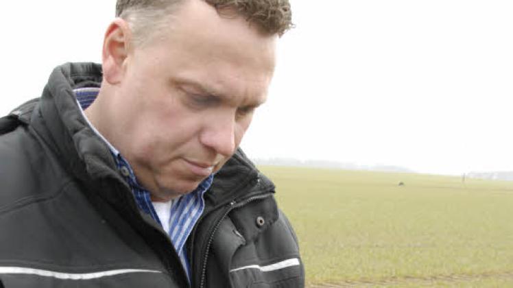 Landwirt Jens Albrecht schaut sich die jungen Weizenpflanzen genau an. Fotos: Katja Müller Landwirt Jens Albrecht schaut sich die jungen Weizenpflanzen genau an. Fotos: Katja Müller