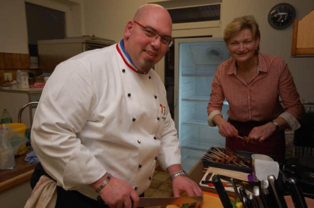 Die Zusammenarbeit klappt: Sabine Mues spießt die Speckpflaumen auf, Michael Stöcken bereitet die Paprika für die Soße des Hauptgerichts zu. 