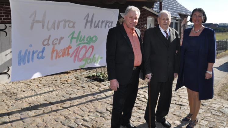 Der 100-jährige HugoHinzpeter wohnt heute zur Untermiete im Haus von Sabine und Hartmut Erdmann in Klein Pankow. Sabine Erdmann ist sein Ziehkind. 