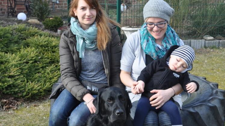 Rehahunde-Trainerin Selina Haase mit Labrador Lolle und Conny Jahnke mit Sohn Thore Rehahunde-Trainerin Selina Haase mit Labrador Lolle und Conny Jahnke mit Sohn Thore