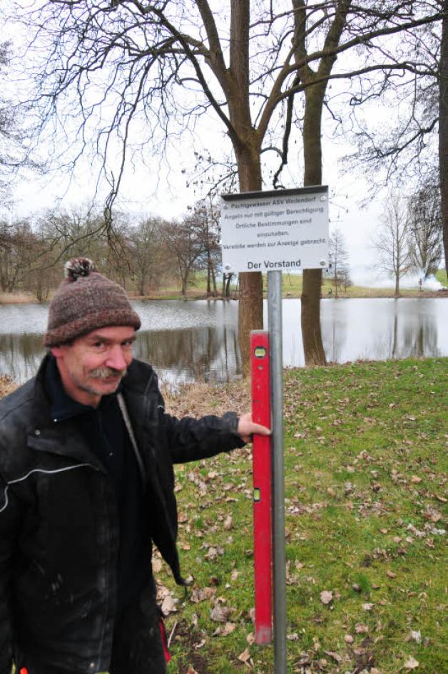Frank Nienhagen stellte zusammen mit anderen Mitgliedern gleich vier Schilder auf, die auf die neue Besitzsituation des Teiches hinweisen. 