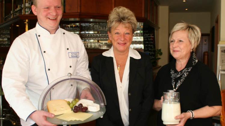 Die Hotel-Chefin (M.) mit Küchenchef Michael Peters und Mitarbeiterin Angela Biegel 
