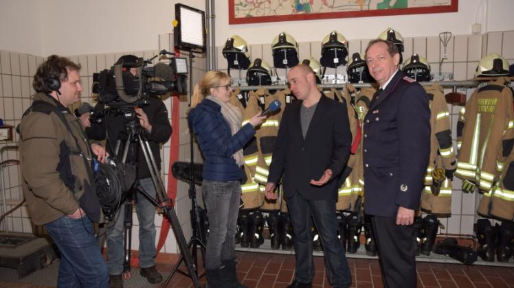 Ein NDR-Team mit Malte Kley (von links), Oliver Lembke und Marlen Hildebrandt nahm heute ein Interview mit Florian Anders und Wehrführer Wido Schön auf.