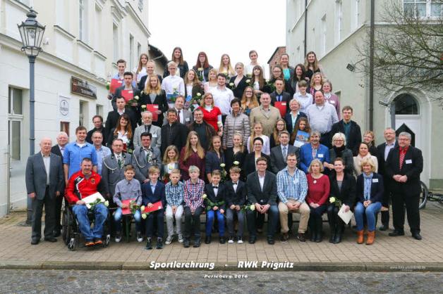 Gruppenfoto mit den Ausgezeichneten und Gästen der 9. Sportlerehrung des RWK Prignitz.  