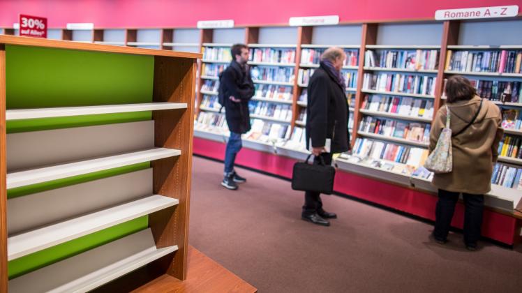 Leere Bücherregale in Düsseldorf (Nordrhein-Westfalen) in der Traditions-Buchhandlung Stern-Verlag. Die Buchhandlung schließt Ende März.