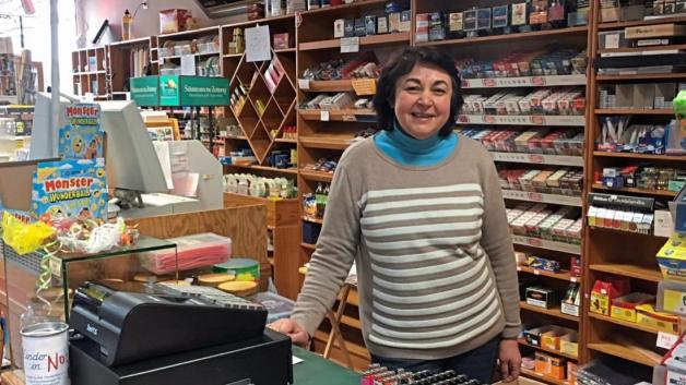 Svitlana Khusid betreibt Laschkes Laden seit zehn Jahren, nun wolle sie etwas anderes machen. Seit 1996 lebt die Elektroingenieurin in Osnabrück – und dort möchte sie auch bleiben. 
