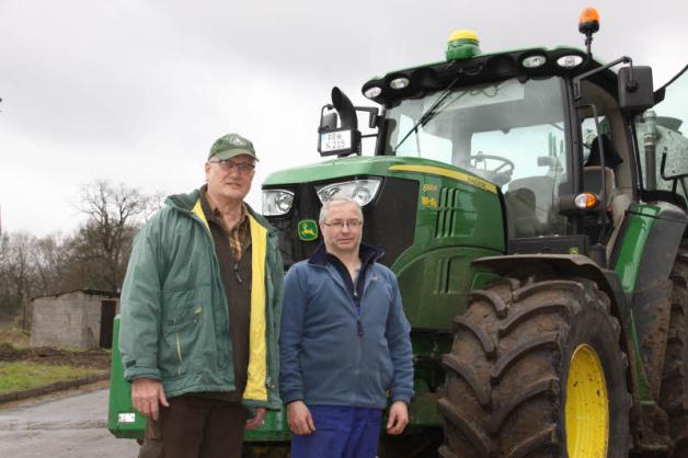 Gerhard Müller (l.) mit Mitarbeiter Karsten Appel vor dem neuen Traktor.  