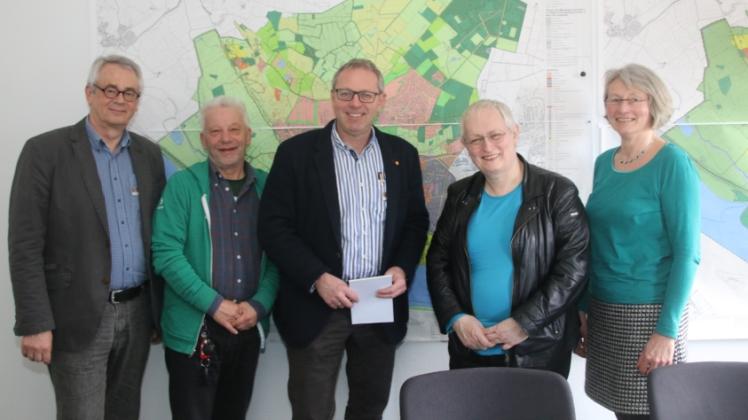 Grünen-Abgeordnete Valerie Wilms (Zweite von rechts) verdeutlichte anlässlich eines Besuchs bei Bürgermeister Niels Schmidt (Mitte), dass sie die Realisierung einer Nordumfaung weiter für unwahrscheinlich hält.