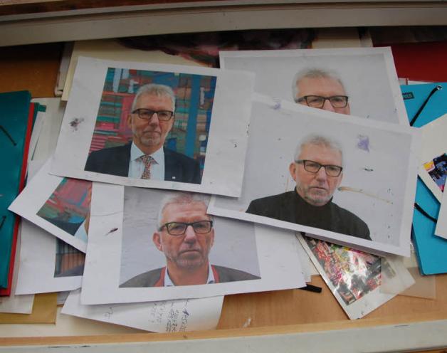 In der Schublade: Die Fotos von Klaus Plöger, die Katharina Duwe für ihre Arbeit anfertigte.