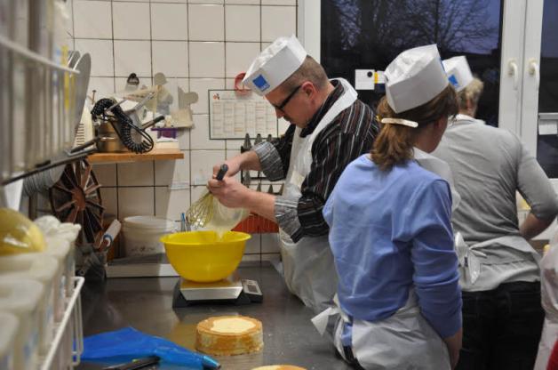 In der Backstube herrscht mit zwölf Teilnehmern beim Osterbackkurs Hochbetrieb. In der Backstube herrscht mit zwölf Teilnehmern beim Osterbackkurs Hochbetrieb.