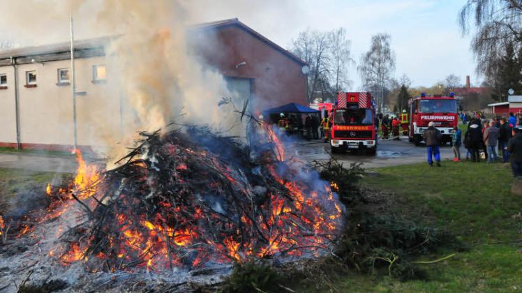 Die Besucher des Rehnaer Osterfeuers wurden Augenzeugen eines Brandes auf dem eigenen Gelände.  