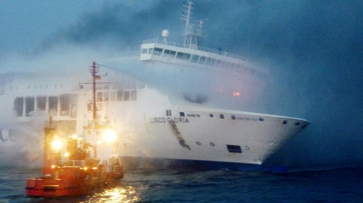 Schiffshavarie vor Langeland: Die Lisco Gloria brannte im Oktober 2010 nach einer Explosion an Bord aus.  