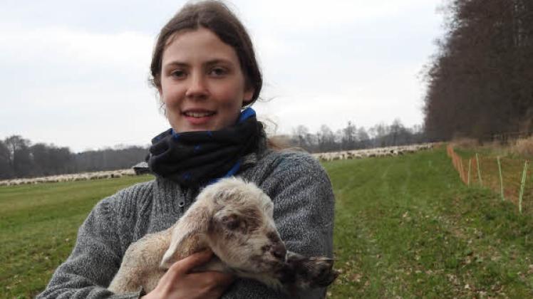 Martha mit einem echten Osterlamm. Es wurde am Ostersonntag geboren. Martha mit einem echten Osterlamm. Es wurde am Ostersonntag geboren.
