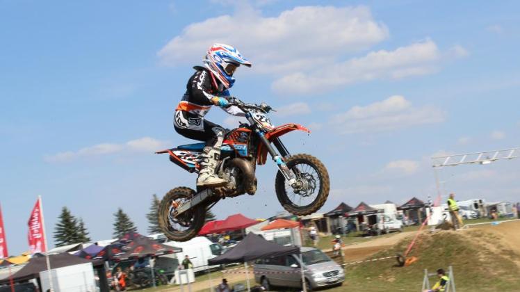 Der Rehnaer Jonas Prochnau fuhr beim Motocross-Auftakt in Lübtheen in der 65er-Klasse auf den dritten Rang. In der LM-Wertung ist er aber Zweiter. Der Rehnaer Jonas Prochnau fuhr beim Motocross-Auftakt in Lübtheen in der 65er-Klasse auf den dritten Rang. In der LM-Wertung ist er aber Zweiter.