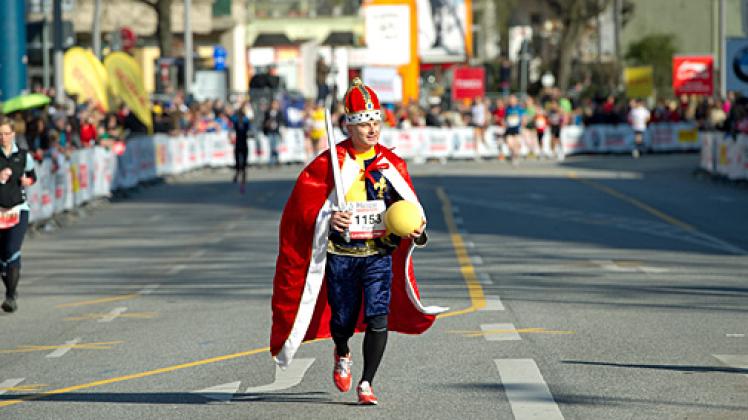 Auch Verkleidungen sind beim Hamburg-Marathon erwünscht: Ein "König" läuft über die Strecke. Foto: dpa