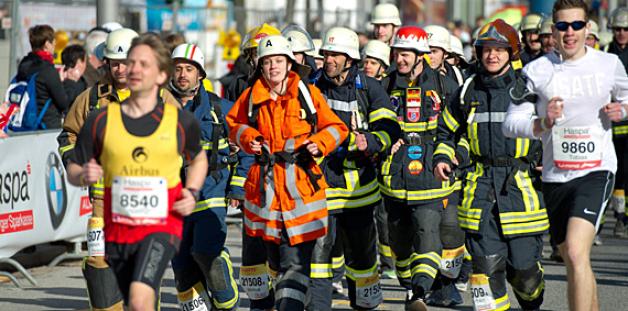 Feuerwehrmänner und -frauen nehmen ebenfalls am Hamburg-Marathon teil - in voller Einsatzkleidung. Foto: dpa