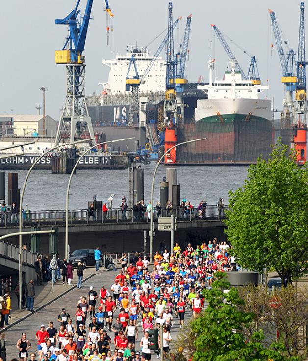 Den Hamburger Hafen im Rücken: Für den Marathon durch die Elbmetropole haben sich insgesamt 21.200 Läufer angemeldet. Foto: dpa