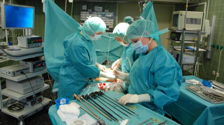 Operation im Schleswiger Helios-Klinikum: Viele Mitarbeiter fühlen sich überlastet. 