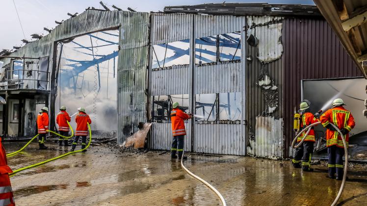 Feuer in Kappelner Bootshalle: Menschen wurden bei dem Brand nicht verletzt.