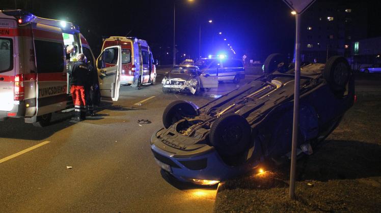 Schwerer Unfall in Rostock-Schmarl: Auto überschlägt sich auf Hundsburgallee - Zwei Verletzte
