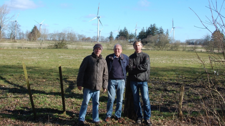 Zu dicht stehen für Rainer Kleinlosen, Klaus Rohweder und Güther Thomsen (v. l.) die Windmühlen.  