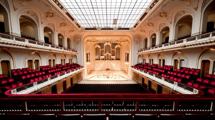 Blick in den Konzertsaal der Laeiszhalle in Hamburg. Mit der Saison 2016/2017 werden hier die Hamburger Symphoniker das „Residenzorchester“.