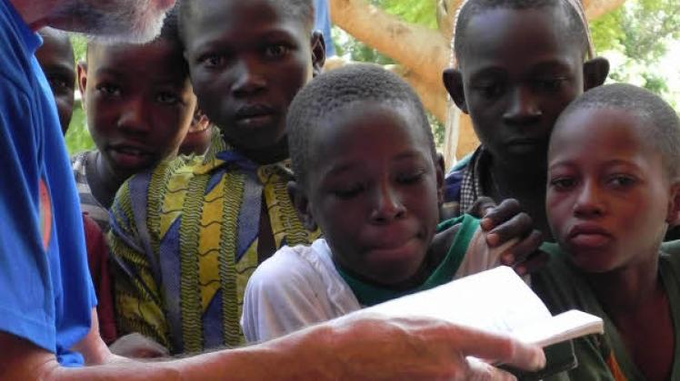 Gelebte Partnerschaft: Reimer Reimers liest Schülern der Grundschule von Sien vor (bei der Afrika-Reise 2014).