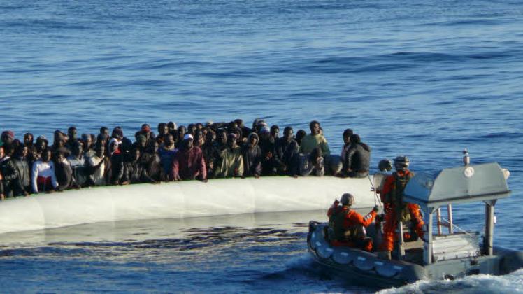 121 Flüchtlinge sind auf dem Schlauchboot, die Crew der Korvette „Ludwigshafen am Rhein“ hilft ihnen.  