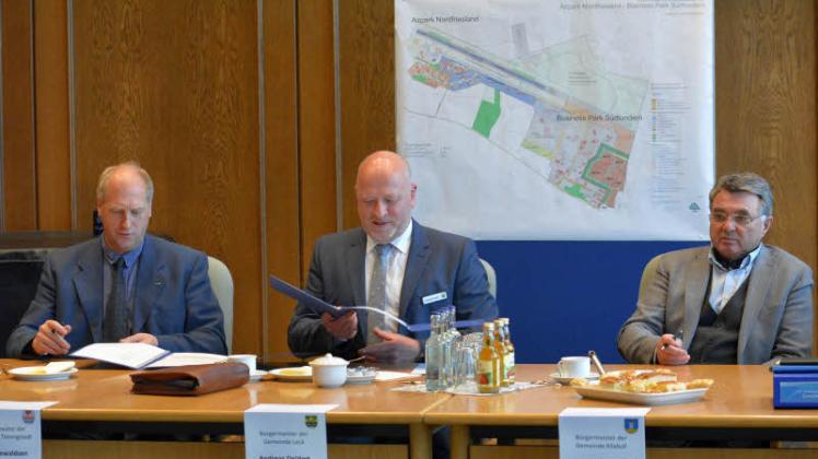 Vereinbarten die Zusammenarbeit: die Bürgermeister Dirk Enewaldsen (Tinningstedt), Andreas Deidert (Leck) und Werner Schweizer (Klixbüll). 