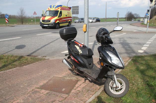 Nach Rot-Fahrt: Roller-Fahrer stößt mit Traktor bei Bad Doberan zusammen - 71-Jähriger schwer verletzt