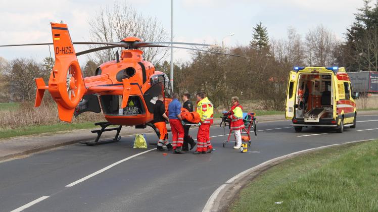 Nach Rot-Fahrt: Roller-Fahrer stößt mit Traktor bei Bad Doberan zusammen - 71-Jähriger schwer verletzt