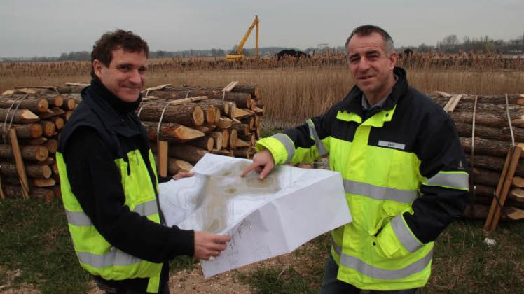 Hero-Umwelt-Ingenieur Knut Bartsch (l.) und Holger Kleist von der Bauoberleitung der Hero mit dem Plan, wie das Diedrichshäger Moor später aussehen wird.  Fotos: mapp 