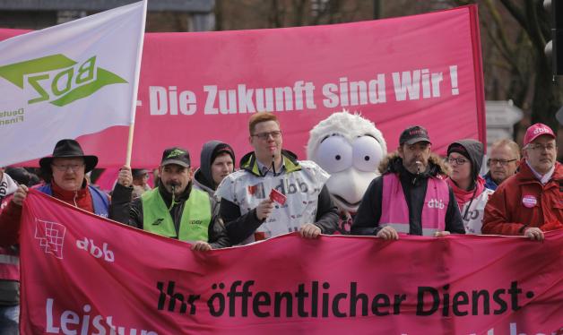 In Flensburg demonstrieren Angestellte aus dem öffentlichen Dienst für mehr Lohn.