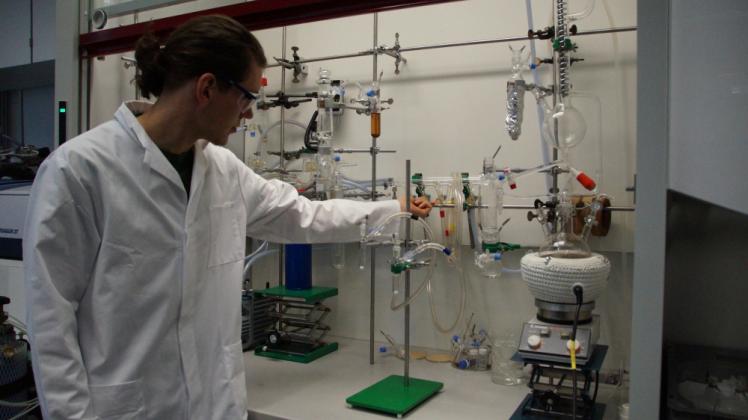 Grundlagen im Bereich der physikalischen Chemie erforscht Doktorand Steffen Fischer mit seinem Experiment. 